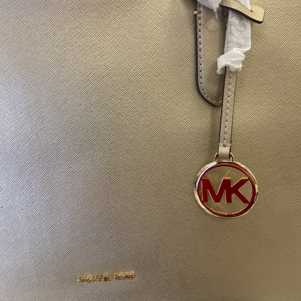 MICHAEL KORS Arden Large Metallic Top-Zip Shoulder Tote Bag
Pale Gold 
NWT - Picture 15 of 16